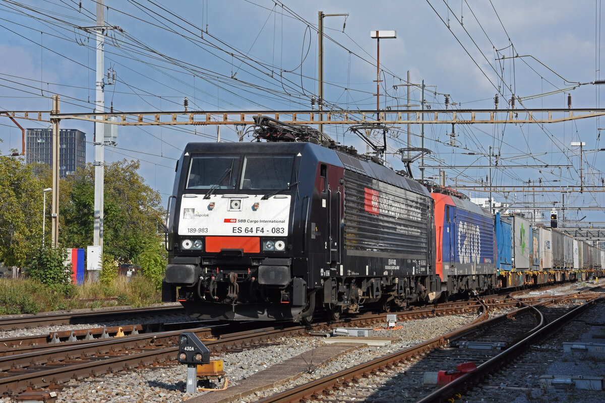 Doppeltraktion, mit den Loks 189 983-0 und 474 016-3 durchfährt den Bahnhof Pratteln. Die Aufnahme stammt vom 21.09.2021.