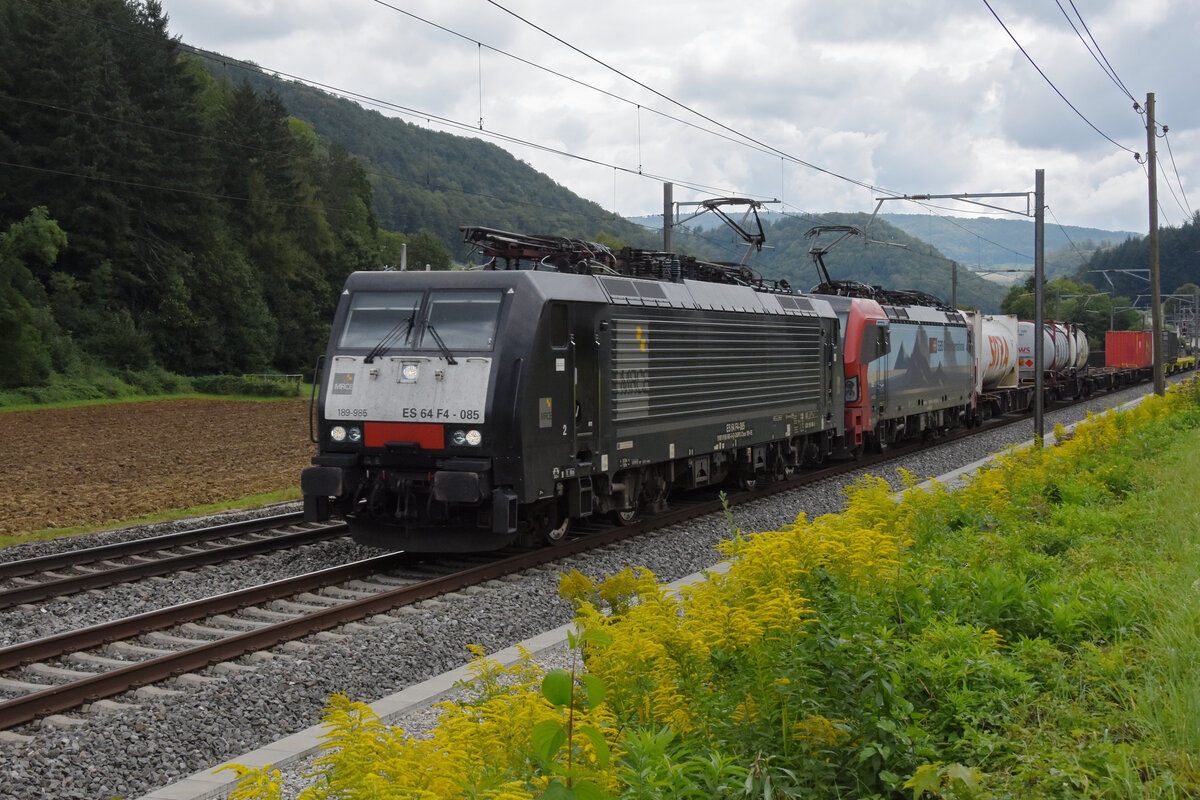 Doppeltraktion, mit den Loks 189 985-5 und 193 471-0 fährt Richtung Bahnhof Gelterkinden. Die Aufnahme stammt vom 28.08.2021.