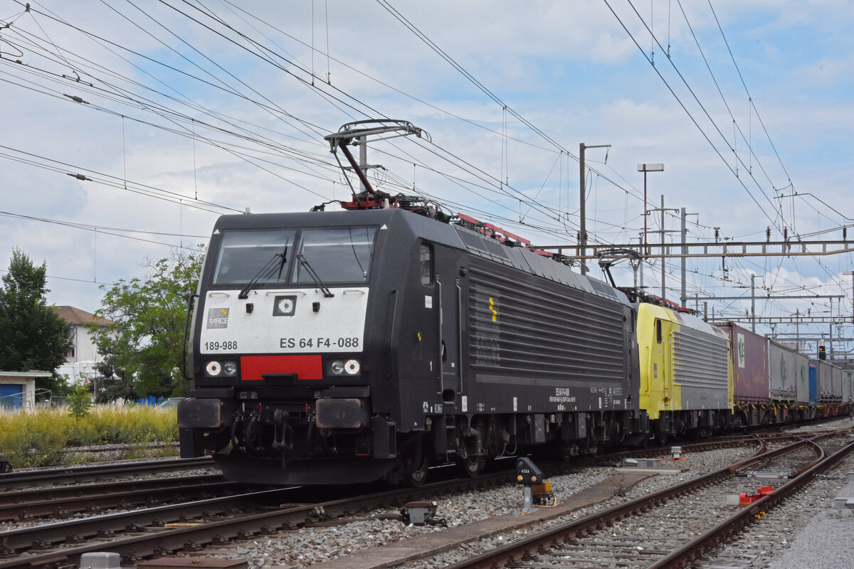 Doppeltraktion, mit den Loks 189 988-9 und 189 993-9 durchfährt den Bahnhof Pratteln. Die Aufnahme stammt vom 01.07.2021.
