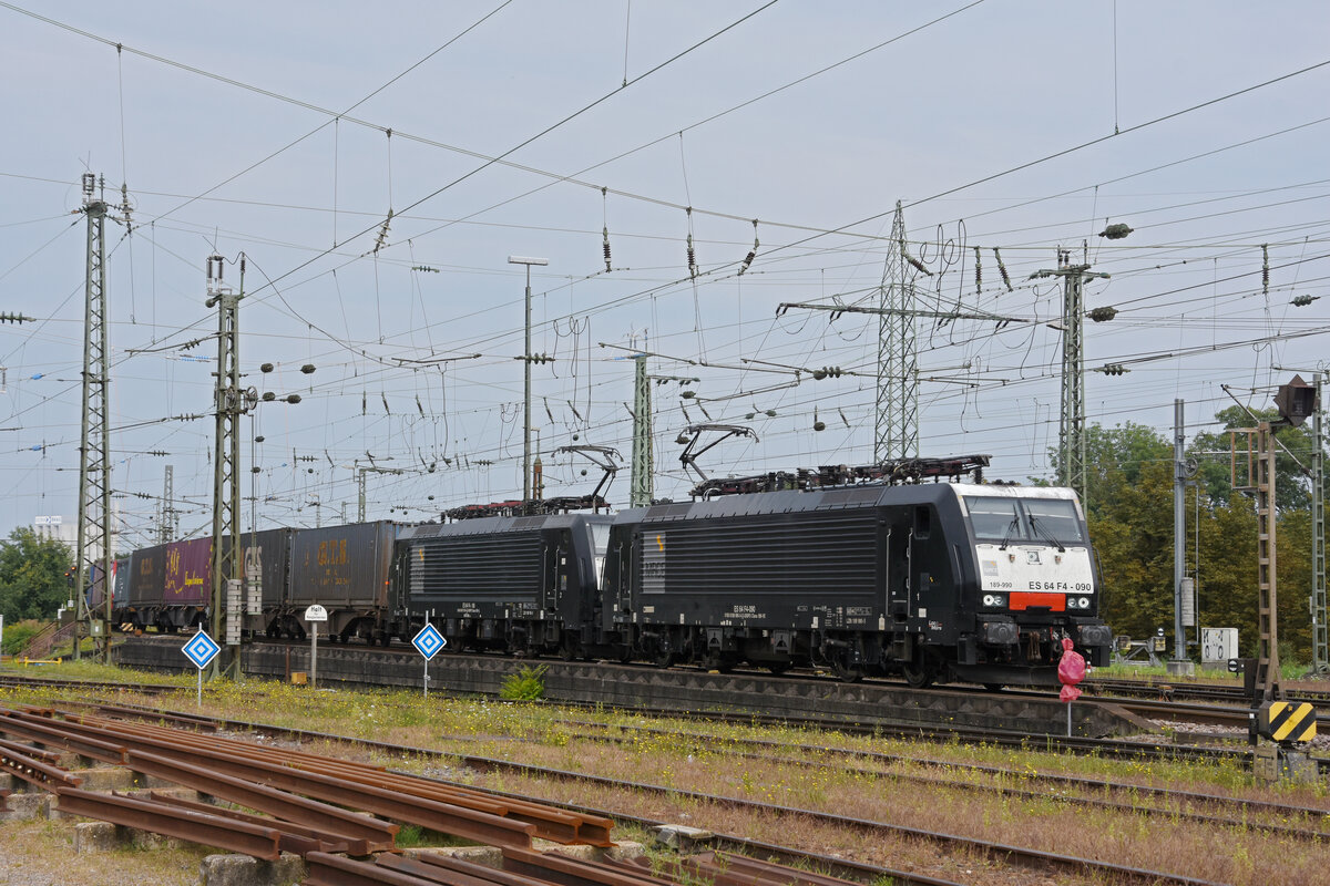 Doppeltraktion, mit den Loks 189 990-5 und 189 106-8 durchfährt den badischen Bahnhof. Die Aufnahme stammt vom 10.09.2021.