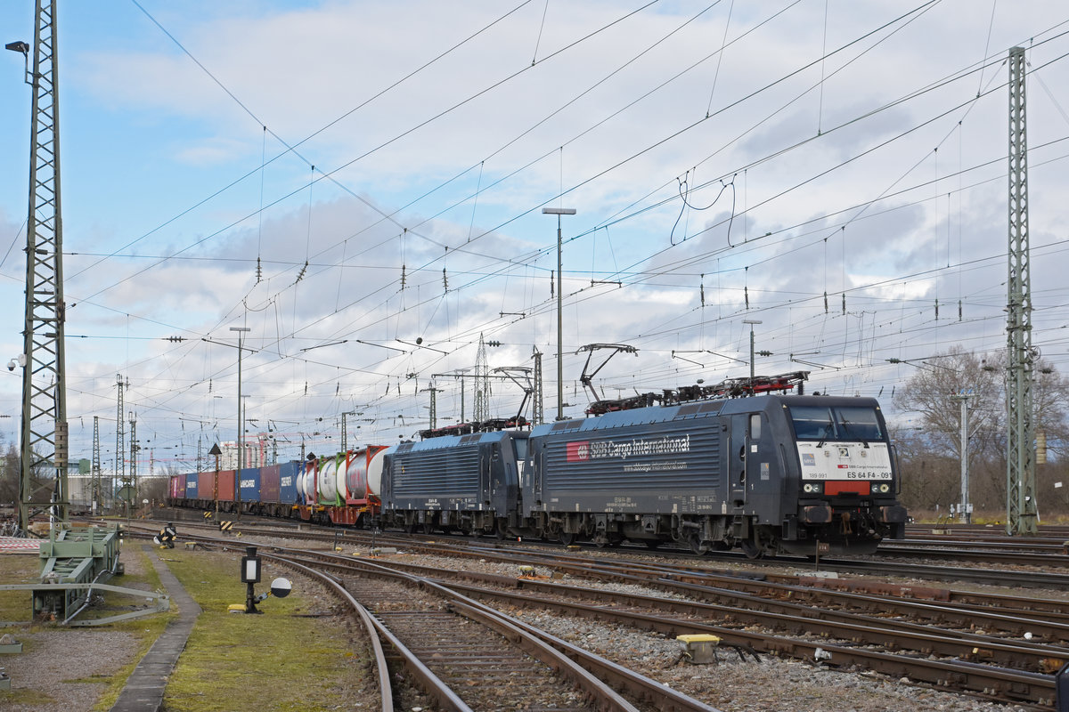 Doppeltraktion, mit den Loks 189 991-3 und 189 092-0 durchfährt den badischen Bahnhof. Die Aufnahme stammt vom 10.01.2020.