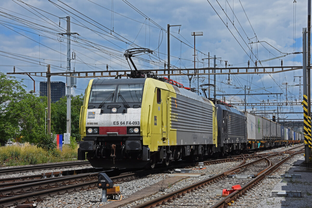 Doppeltraktion, mit den Loks 189 993-9 und 189 985-5 durchfährt den Bahnhof Pratteln. Die Aufnahme stammt vom 09.07.2021.