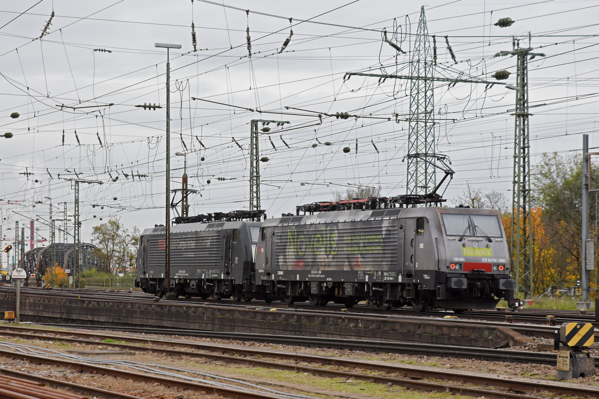Doppeltraktion, mit den Loks 189 996-2 und 189 994-2  Novelis , durchfährt den badischen Bahnhof. Die Aufnahme stammt vom 08.11.2019.