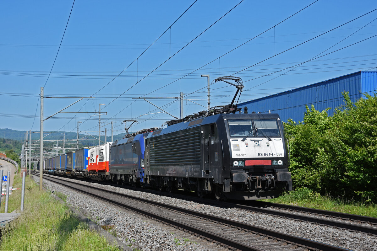 Doppeltraktion, mit den Loks 189 997-0 und 193 533-7 fährt Richtung Bahnhof Itingen. Die Aufnahme stammt vom 01.60.2021.