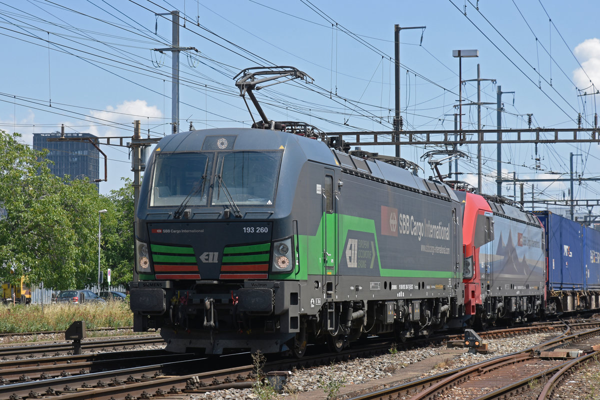 Doppeltraktion, mit den Loks 193 260-7 und 193 465-2 durchfahren den Bahnhof Pratteln. Die Aufnahme stammt vom 18.07.2018.