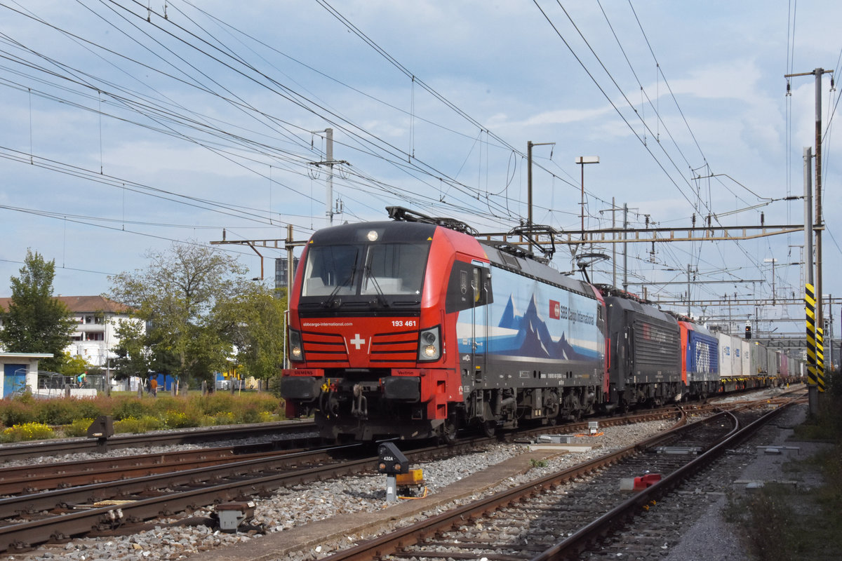 Doppeltraktion, mit den Loks 193 461-1, 189 991-3 und der kalten Re 474 005-6, durchfährt den Bahnhof Pratteln. Die Aufnahme stammt vom 22.09.2020.