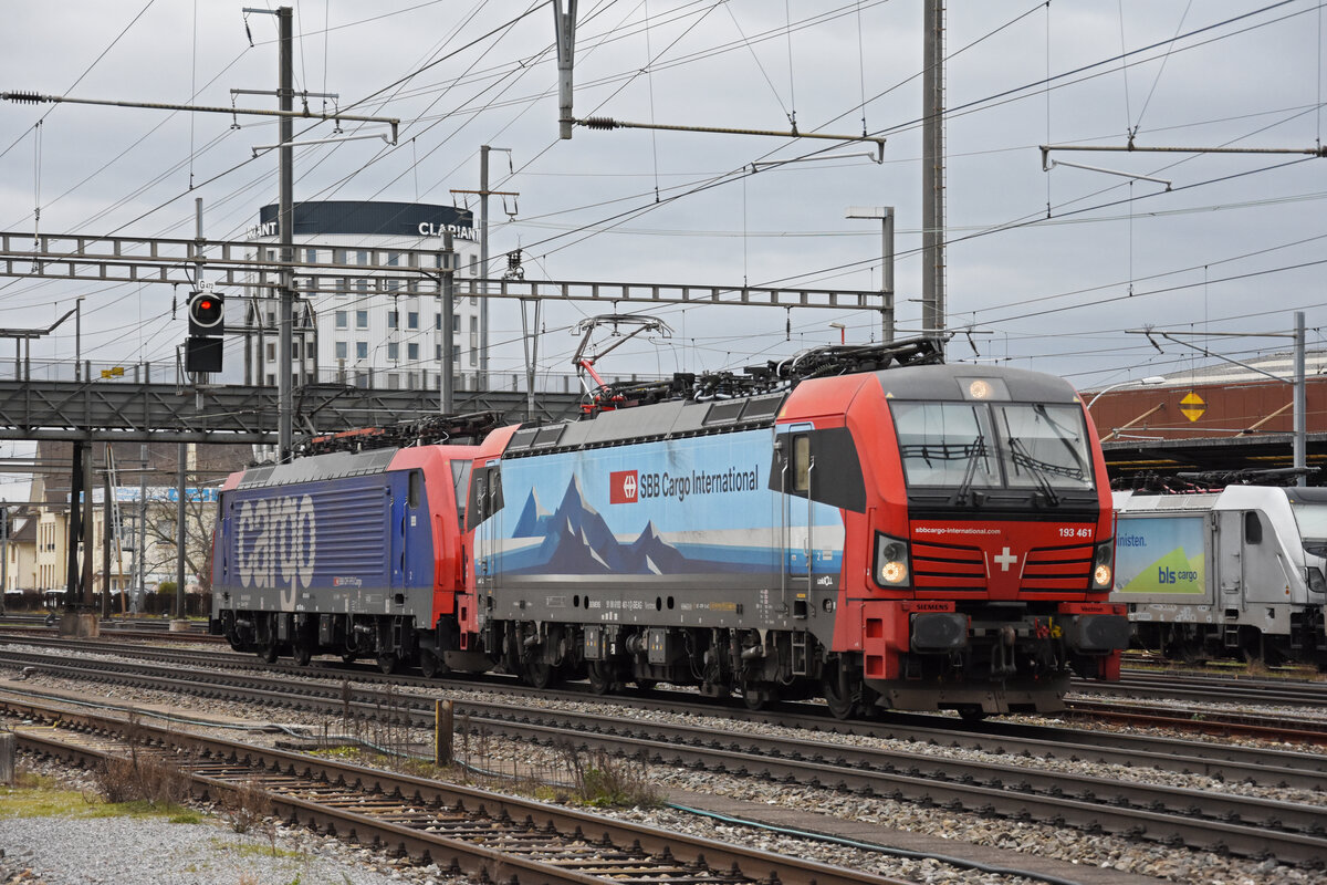 Doppeltraktion, mit den Loks 193 461-1 und 474 014-8 durchfährt am 03.02.2023 solo den Bahnhof Pratteln.