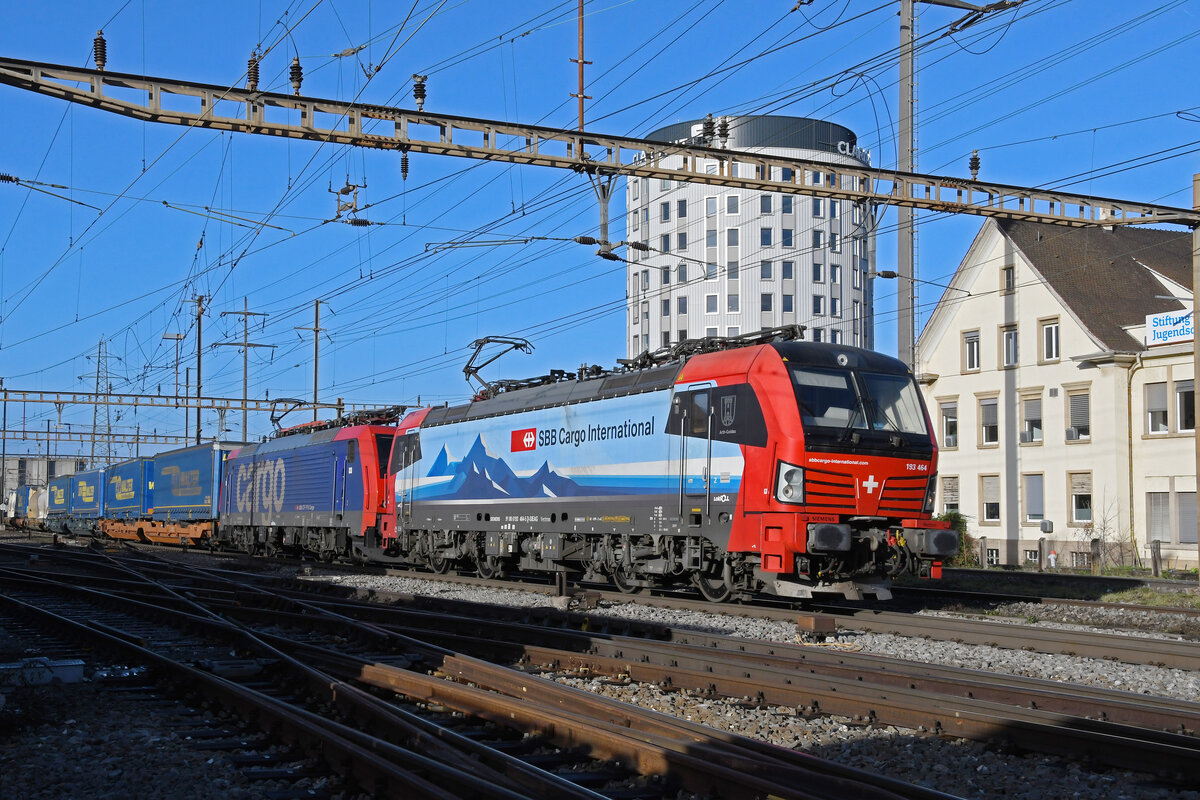 Doppeltraktion, mit den Loks 193 464-5 und 474 012-2 durchfährt am 22.12.2022 den Bahnhof Pratteln.