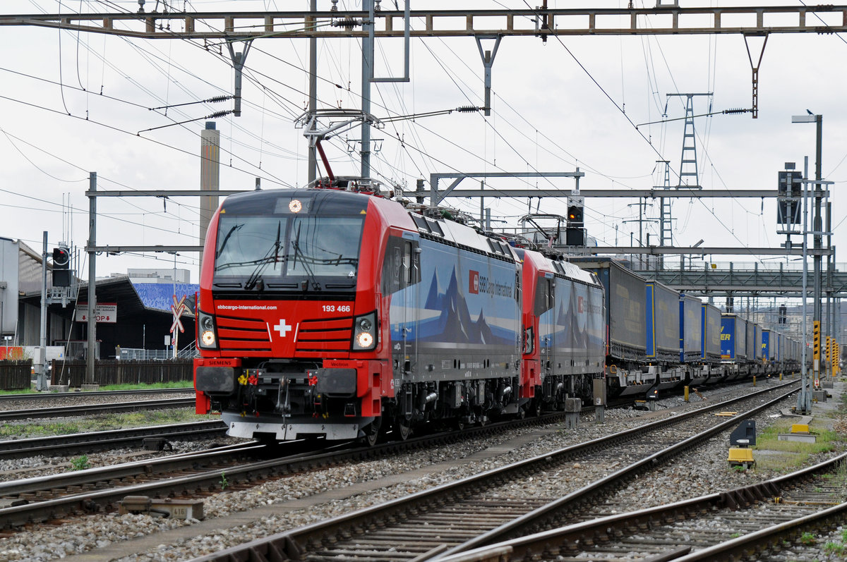 Doppeltraktion, mit den Loks 193 466-0 und 193 463-7 durchfahren den Bahnhof Pratteln. Die Aufnahme stammt vom 09.04.2018.