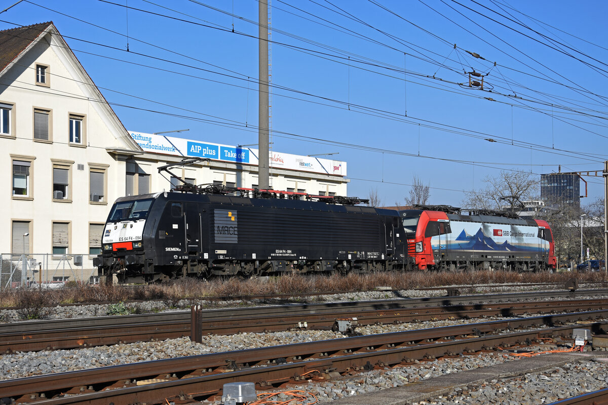 Doppeltraktion, mit den Loks 193 468-6 und 189 994-7 durchfährt den Bahnhof Pratteln. Die Aufnahme stammt vom 03.03.2022.