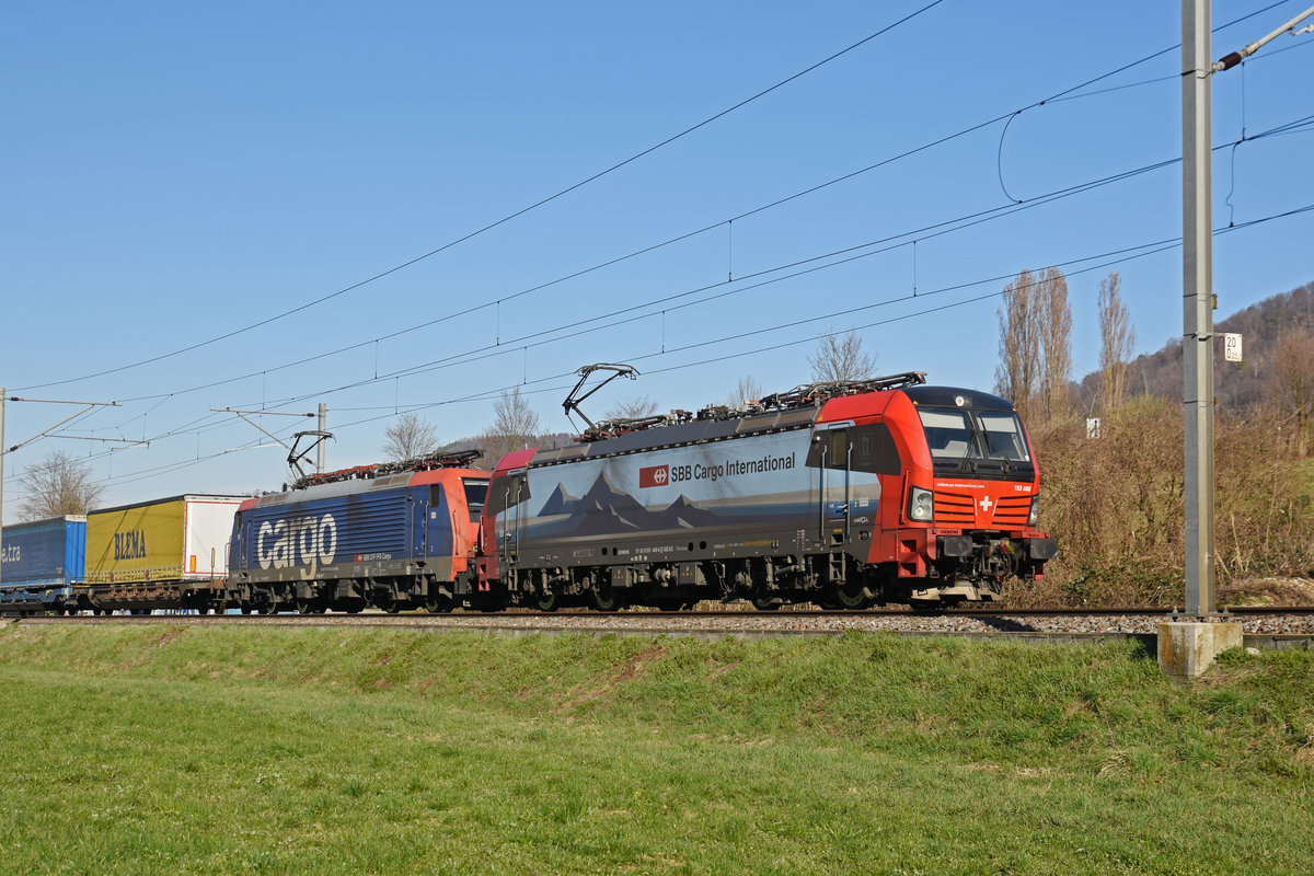 Doppeltraktion, mit den Loks 193 468.6 und 474 003-1, fährt Richtung Bahnhof Sissach. Die Aufnahme stammt vom 21.03.2019.