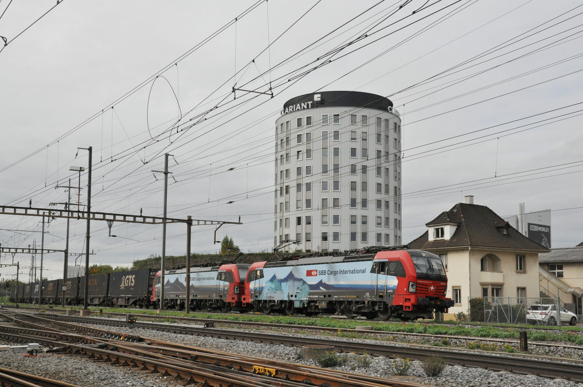 Doppeltraktion, mit den Loks 193 470-2 und 193 465-2, durchfährt den Bahnhof Pratteln. Die Aufnahme stammt vom 24.10.2019.