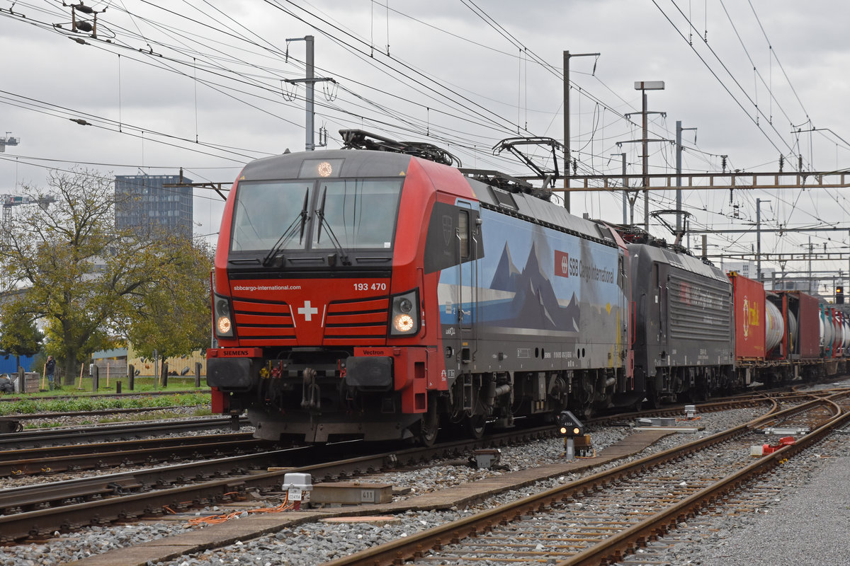 Doppeltraktion, mit den Loks 193 470-2 und 189 102-7, durchfährt den Bahnhof Pratteln. Die Aufnahme stammt vom 01.11.2019.