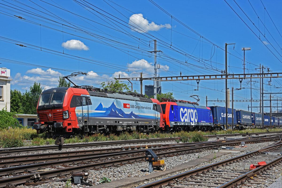 Doppeltraktion, mit den Loks 193 471-0 und 474 013-0 durchfährt den Bahnhof Pratteln. Die Aufnahme stammt vom 12.07.2022.
