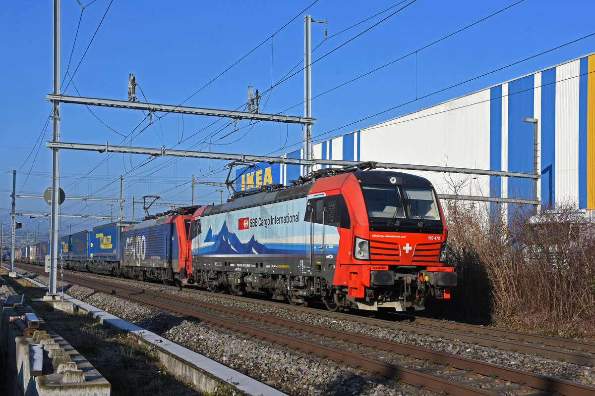 Doppeltraktion, mit den Loks 193 472-8 und 474 005-6 fährt Richtung Bahnhof Itingen. Die Aufnahme stammt vom 25.01.2022.