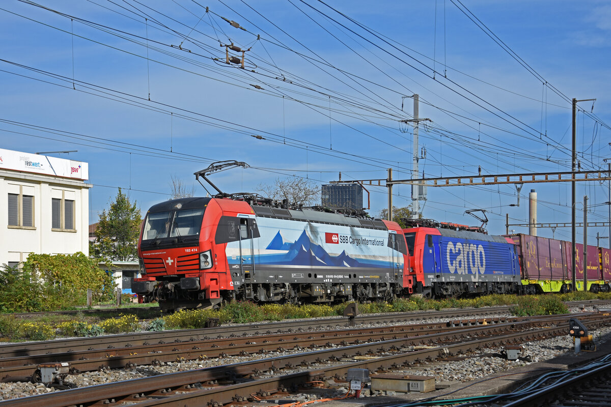 Doppeltraktion, mit den Loks 193 474-4 und 474 016-3 durchfährt am 19.10.2022 den Bahnhof Pratteln.