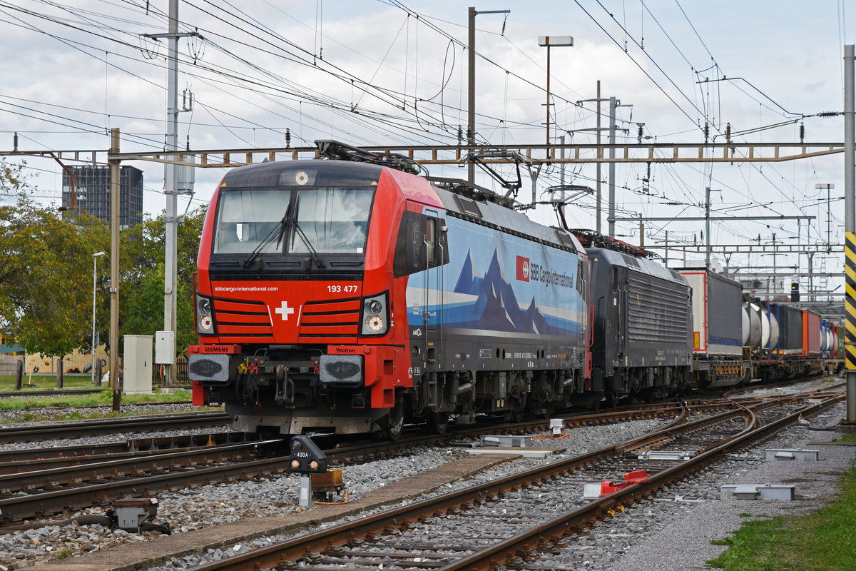 Doppeltraktion, mit den Loks 193 477-7 und 189 113-4, durchfährt den Bahnhof Pratteln. Die Aufnahme stammt vom 28.09.2019.