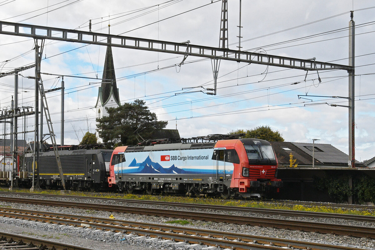 Doppeltraktion, mit den Loks 193 477-7 und 189 988-9 durchfährt am 21.10.2025 den Bahnhof Kaiseraugst.