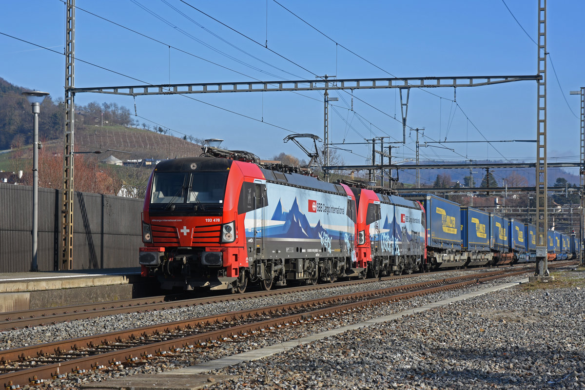 Doppeltraktion, mit den Loks 193 478-5 und 193 470-2 durchfährt den Bahnhof Gelterkinden. Die Aufnahme stammt vom 19.01.2019.