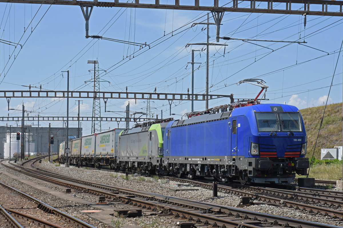 Doppeltraktion, mit den Loks 193 490-0 und 475 410-7, durchfährt den Bahnhof Pratteln. Die Aufnahme stammt vom 18.07.2018.