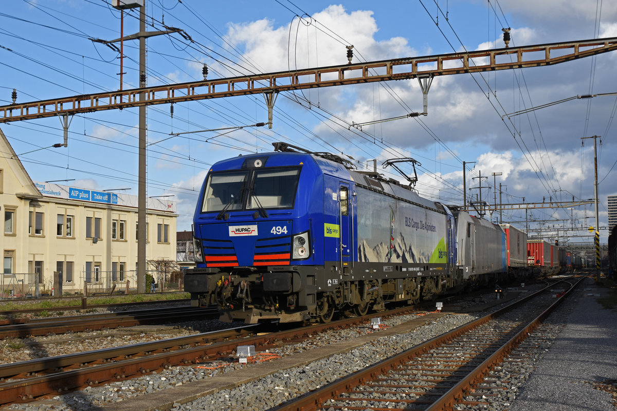 Doppeltraktion, mit den Loks 193 494-2 und 186 106-1, durchfährt den Bahnhof Pratteln. Die Aufnahme stammt vom 10.02.2020.