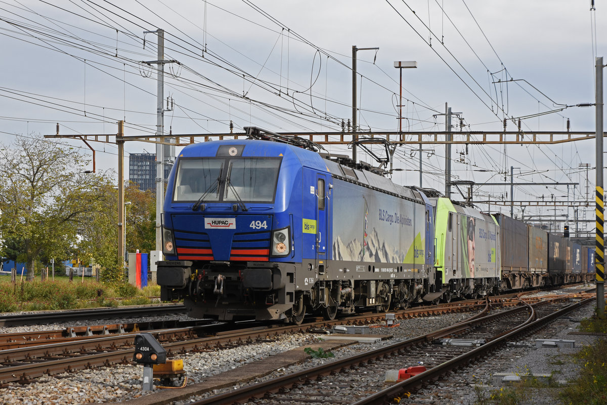 Doppeltraktion, mit den Loks 193 494-2 und 486 504-4 durchfährt den Bahnhof Pratteln. Die Aufnahme stammt vom 20.10.2020.