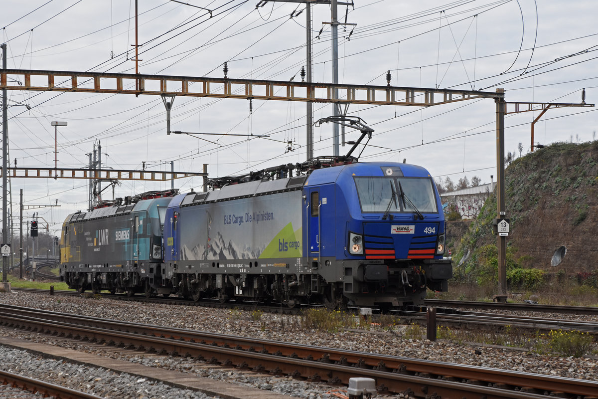 Doppeltraktion, mit den Loks 193 494-2 und 193 717-6 durchfährt den Bahnhof Pratteln. Die Aufnahme stammt vom 13.11.2020.