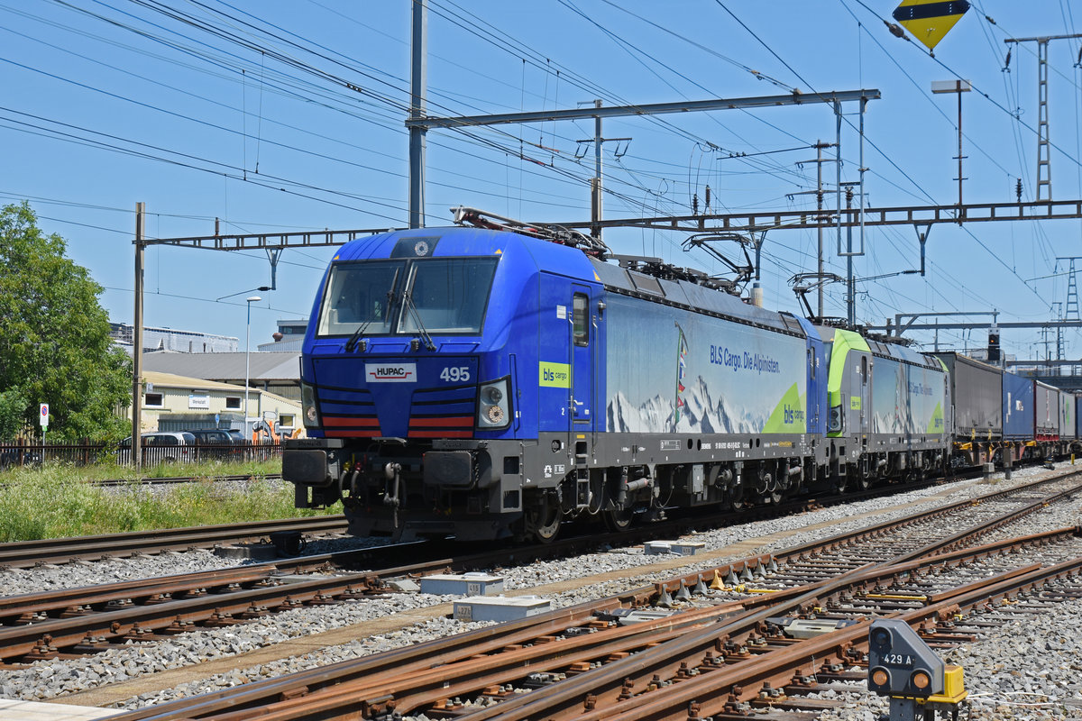 Doppeltraktion, mit den Loks 193 495-9 und 475 415-6 durchfährt den Bahnhof Pratteln. Die Aufnahme stammt vom 25.06.2020.