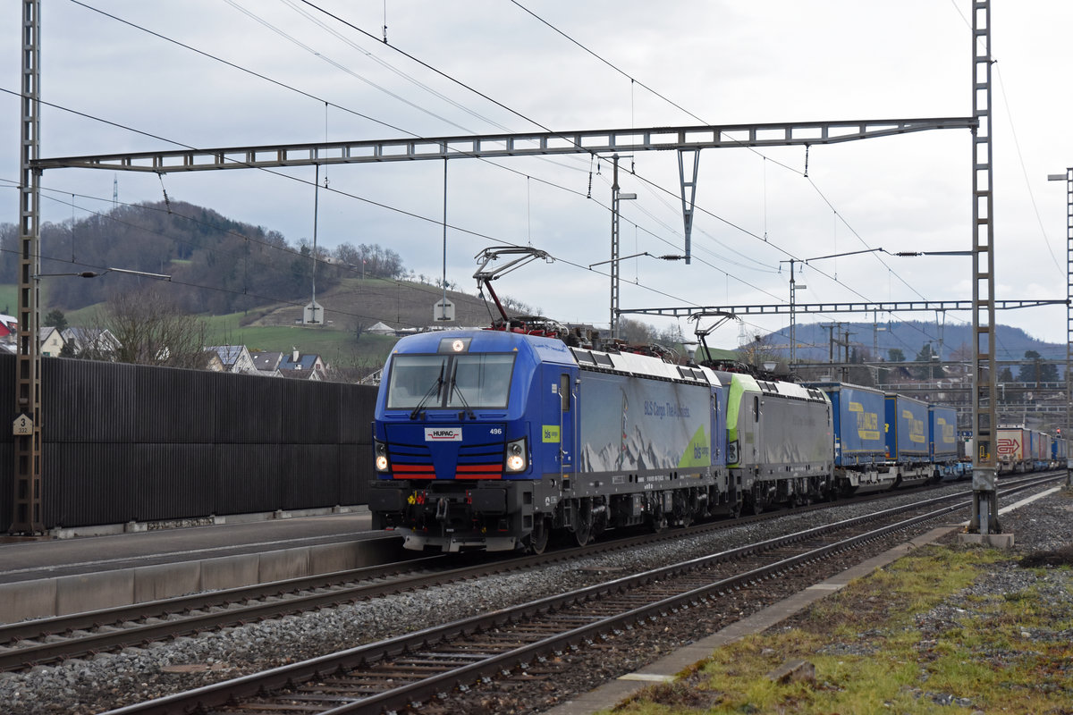 Doppeltraktion, mit den Loks 193 496-7 und 475 410-7 durchfährt den Bahnhof Gelterkinden. Die Aufnahme stammt vom 17.01.2019.