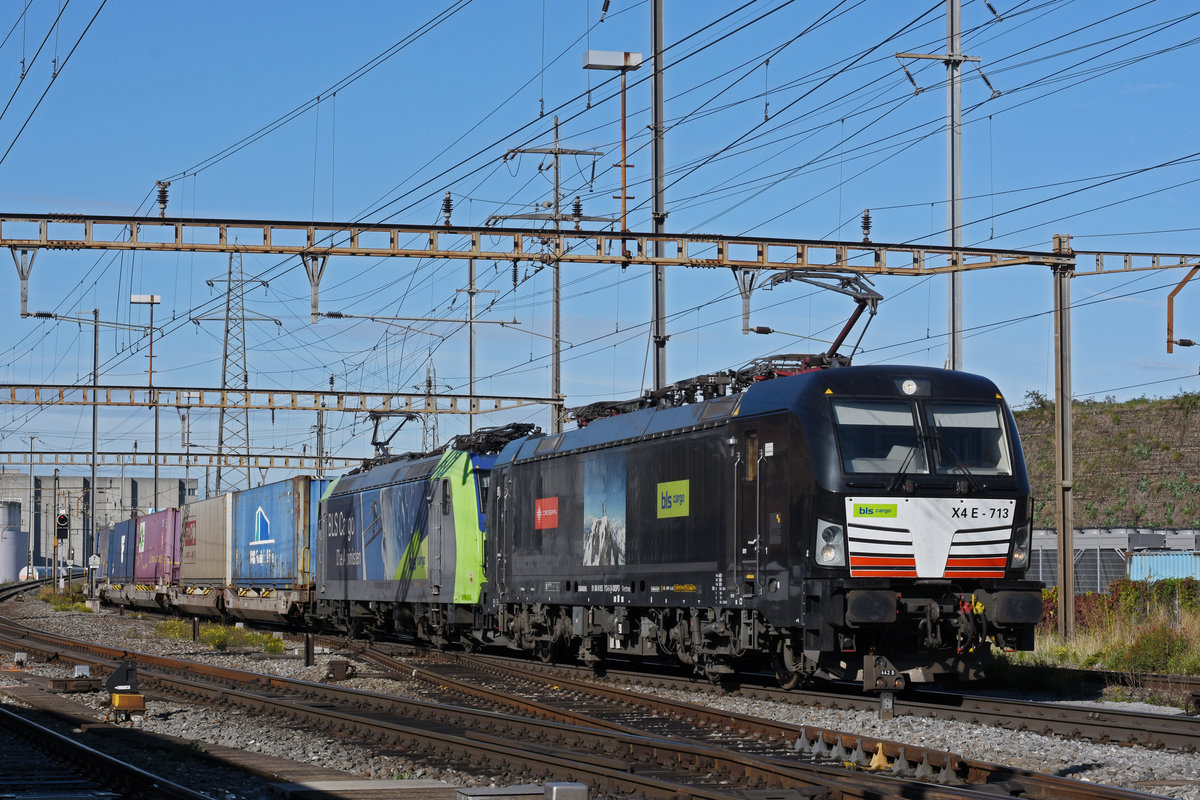 Doppeltraktion, mit den Loks 193 713-5 und 485 020-2, durchfährt den Bahnhof Pratteln. Die Aufnahme stammt vom 08.10.2020.