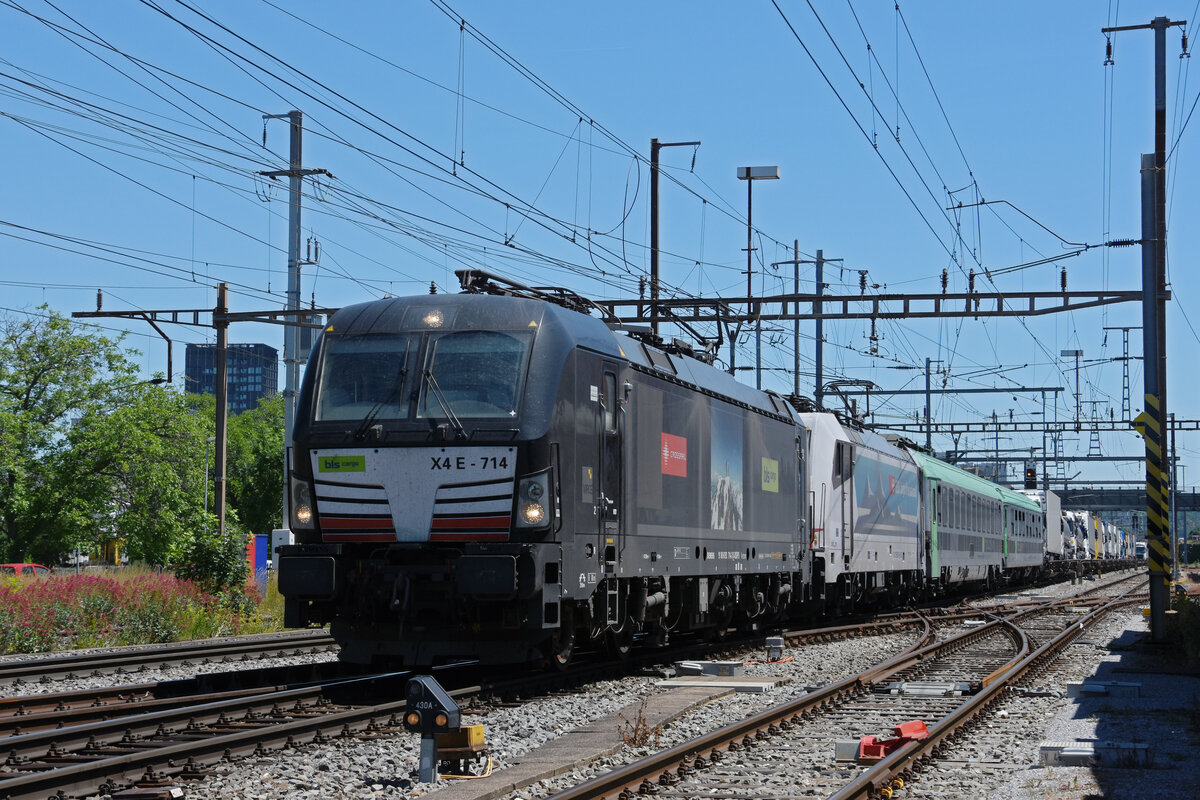 Doppeltraktion, mit den Loks 193 714-3 und 186 908-6 durchfährt den Bahnhof Pratteln. Die Aufnahme stammt vom 14.06.2021.