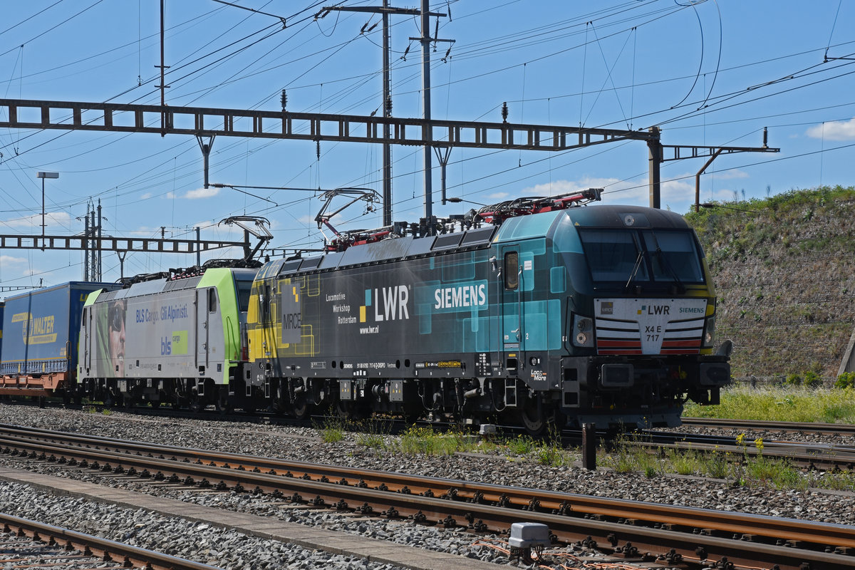 Doppeltraktion, mit den Loks 193 717-6 und 486 501-0 durchfährt den Bahnhof Pratteln. Die Aufnahme stammt vom 29.05.2020.