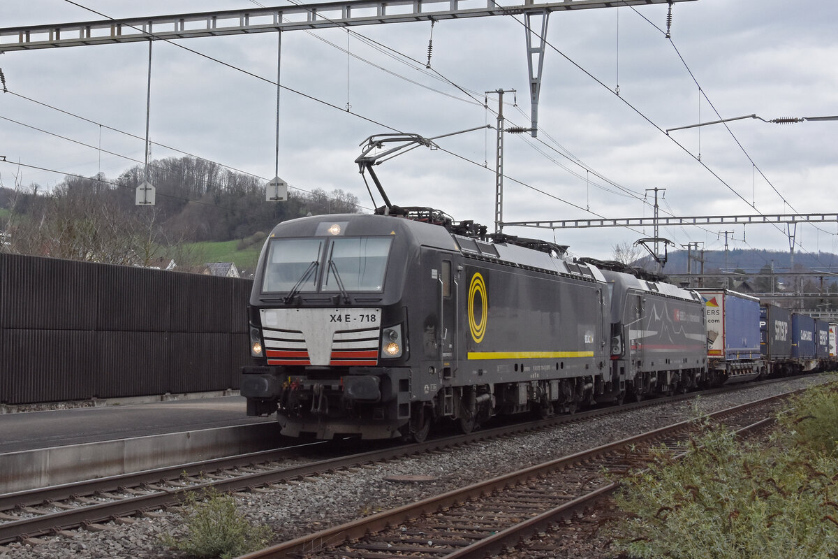 Doppeltraktion, mit den Loks 193 718-4 und 193 657-4 durchfährt am 11.03.2024 den Bahnhof Gelterkinden.