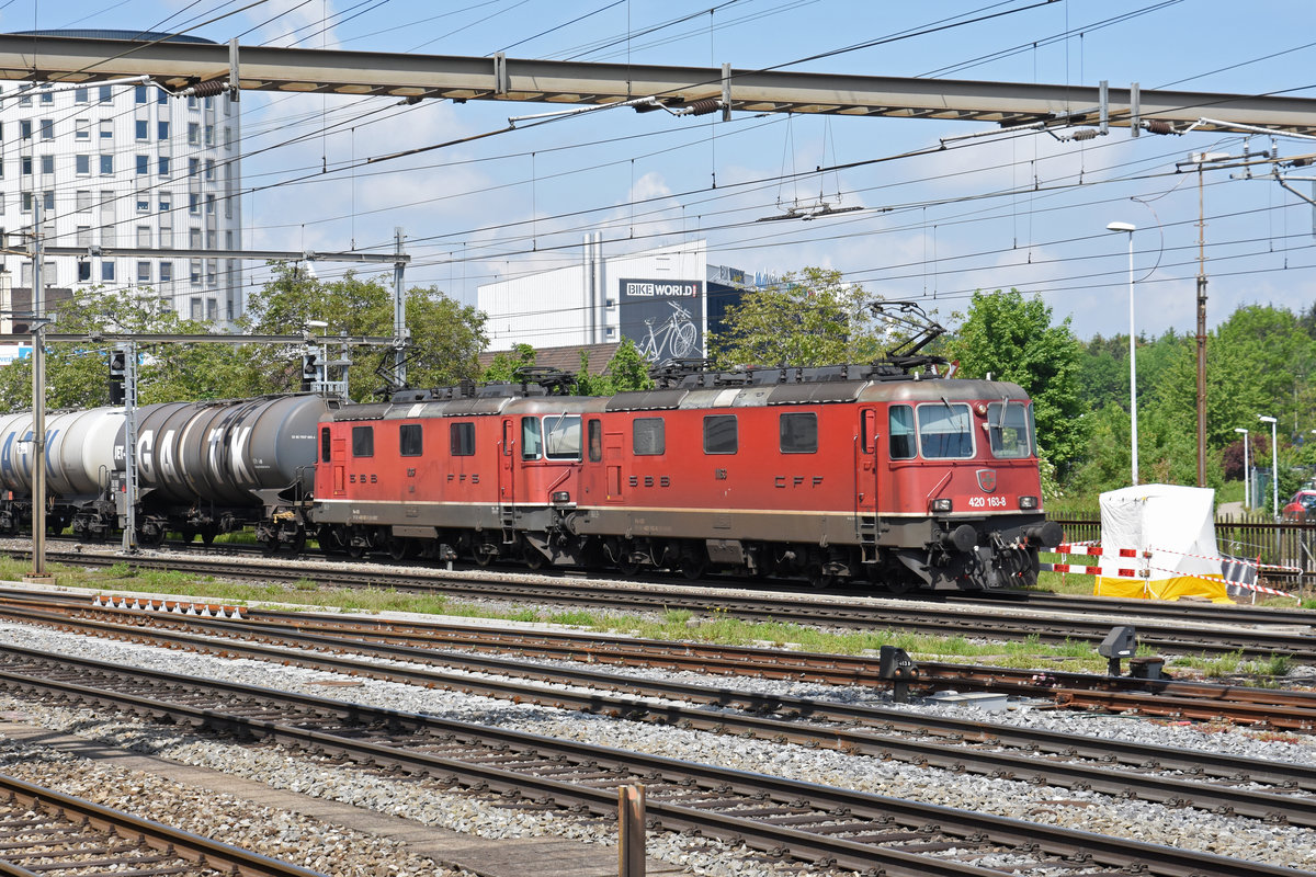 Doppeltraktion, mit den Loks 420 163-8 und 430 367-3, durchfährt den Bahnhof Pratteln. Die Aufnahme stammt vom 22.05.2019.