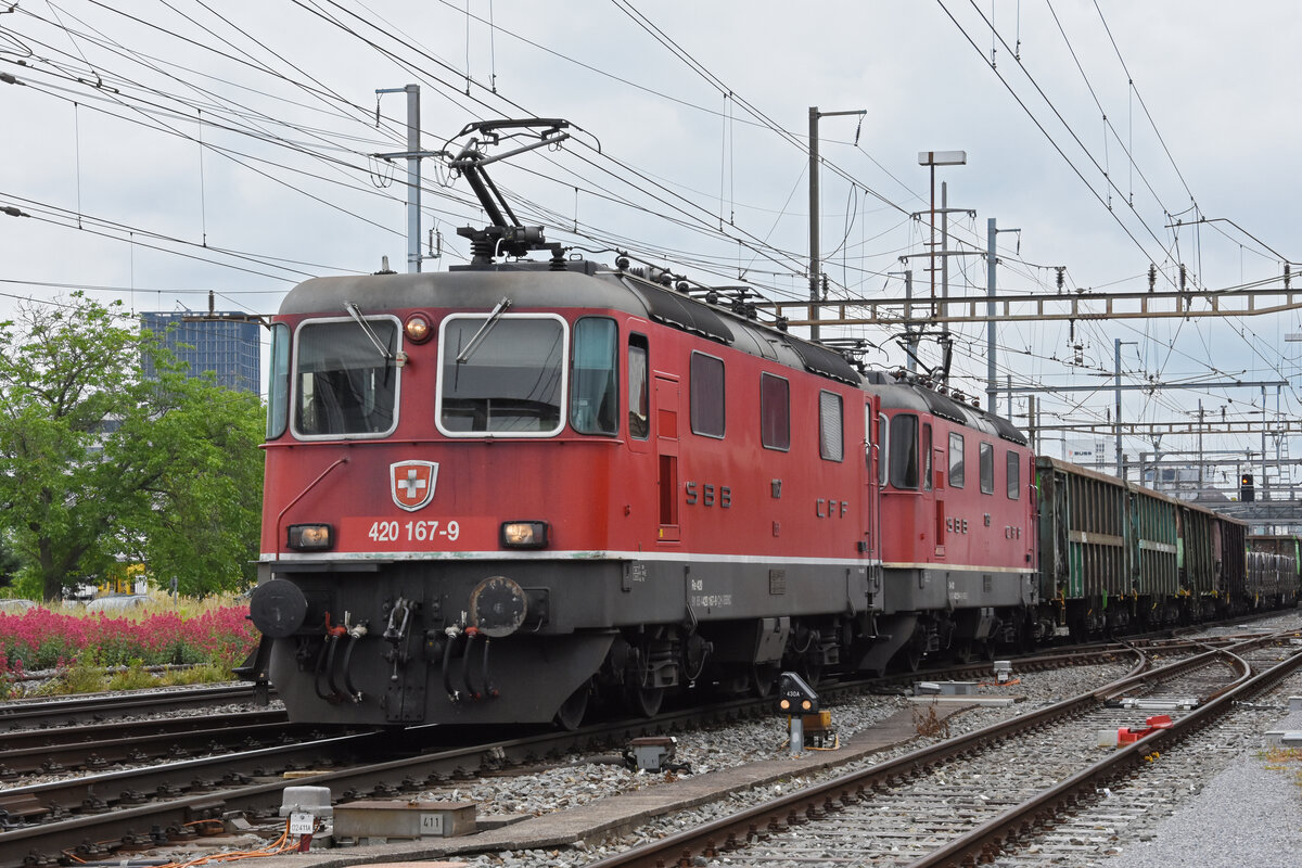Doppeltraktion, mit den Loks 420 167-9 und 420 259-4 durchfährt den Bahnhof Pratteln. Die Aufnahme stammt vom 08.06.2021.