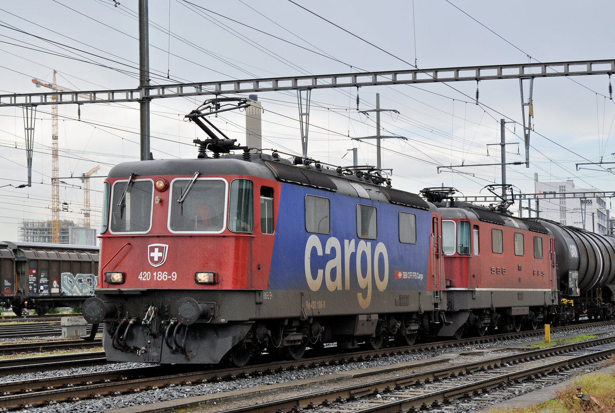Doppeltraktion, mit den Loks 420 186-9 und 11190, durchfahren den Bahnhof Pratteln. Die Aufnahme stammt vom 07.06.2016.
