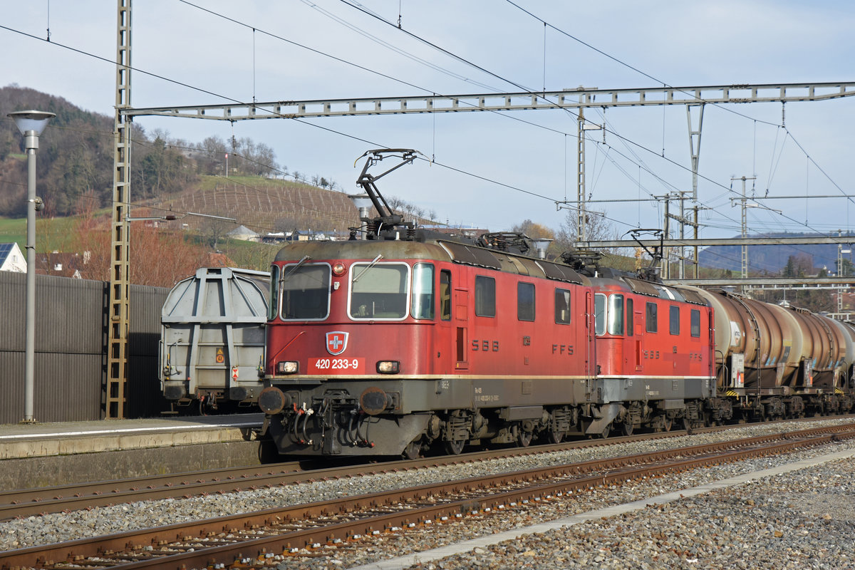 Doppeltraktion, mit den Loks 420 233-9 und 430 353-3 durchfährt den Bahnhof Gelterkinden. Die Aufnahme stammt vom 16.01.2019.