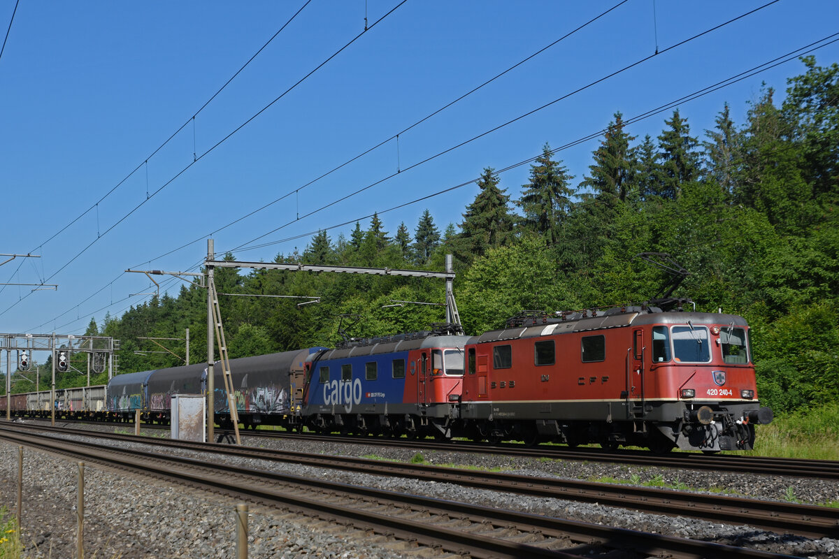 Doppeltraktion, mit den Loks 420 240-4 und 620 078-6 fährt Richtung Bahnhof Rupperswil. Die Aufnahme stammt vom 15.06.2021.