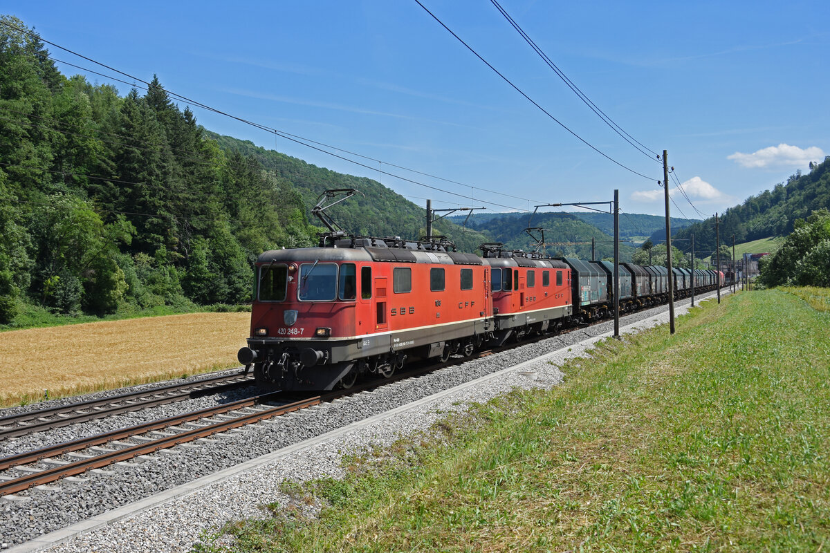 Doppeltraktion, mit den Loks 420 248-7 und 420 331-1 fährt Richtung Bahnhof Gelterkinden. Die Aufnahme stammt vom 16.06.2022.