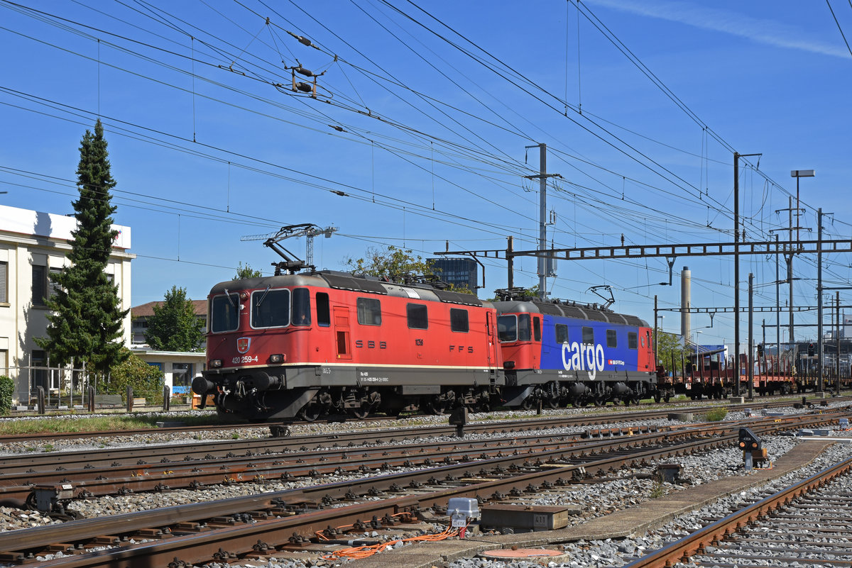 Doppeltraktion, mit den Loks 420 259-4 und 620 005-9, durchfährt den Bahnhof Pratteln. Die Aufnahme stammt vom 12.09.2019