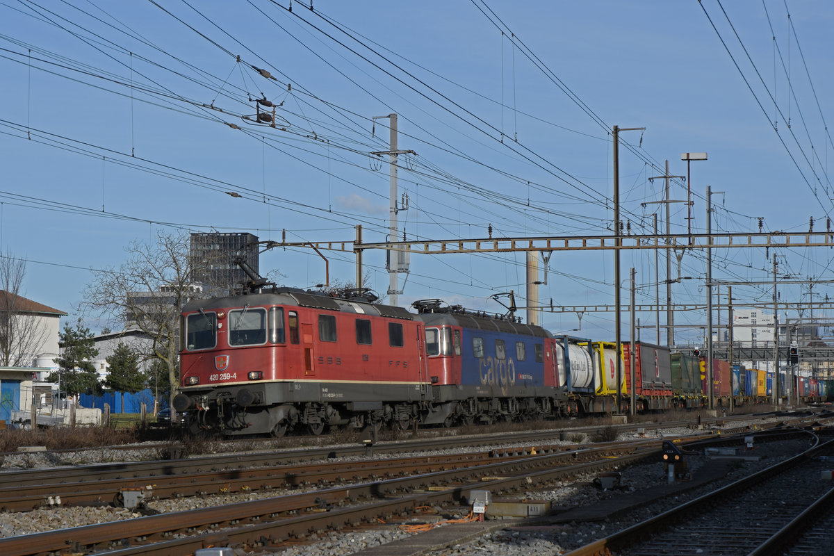 Doppeltraktion, mit den Loks 420 259-4 und 620 033-1 durchfährt den Bahnhof Pratteln. Die Aufnahme stammt vom 17.02.2021.