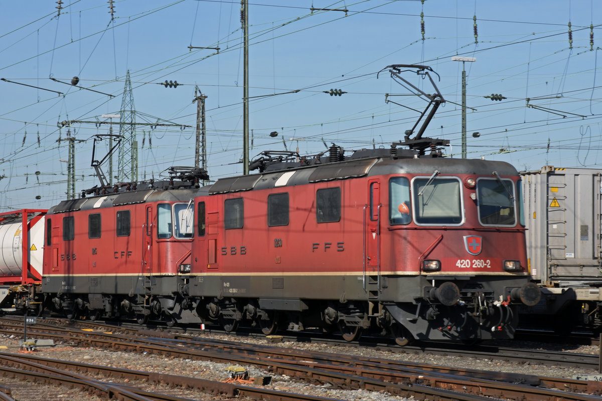 Doppeltraktion, mit den Loks 420 260-2 und 420 245-3, durchfährt den badischen Bahnhof. Die Aufnahme stammt vom 26.02.2019.