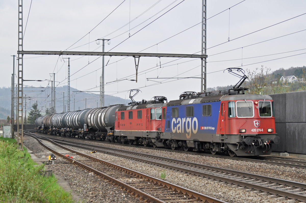 Doppeltraktion, mit den Loks 420 276-8 und 11369 durchfahren den Bahnhof Gelterkinden. Die Aufnahme stammt vom 06.04.2017.