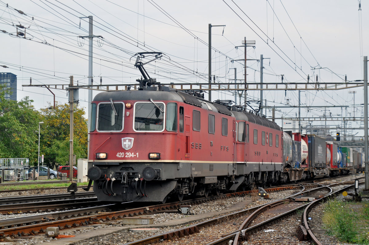Doppeltraktion, mit den Loks 420 294-1 und 11664, durchfahren den Bahnhof Pratteln. Die Aufnahme stammt vom 28.09.2017.