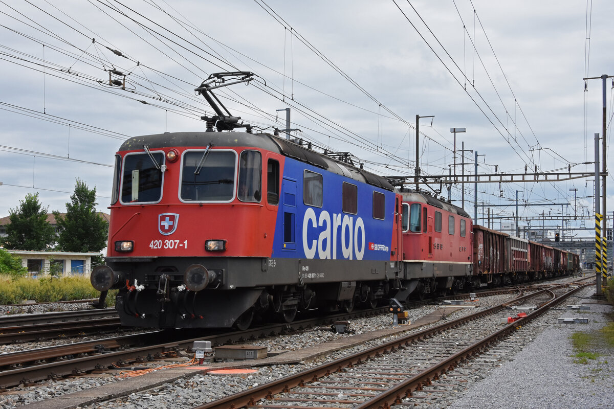 Doppeltraktion, mit den Loks 420 307-1 und 420 233-9 durchfährt den Bahnhof Pratteln. Die Aufnahme stammt vom 07.07.2021.