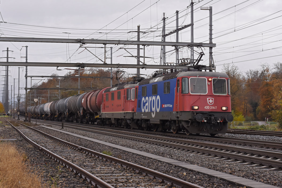 Doppeltraktion, mit den Loks 420 317-7 und 420 295-0 durchfährt den Bahnhof Möhlin. Die Aufnahme stammt vom 04.11.2020.