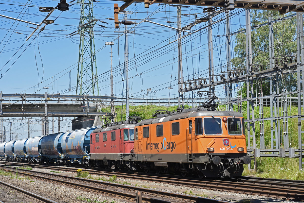 Doppeltraktion, mit den Loks 420 320-4 und 430 369-9, durchfahren den Bahnhof Muttenz. Die Aufnahme stammt vom 20.06.2018.