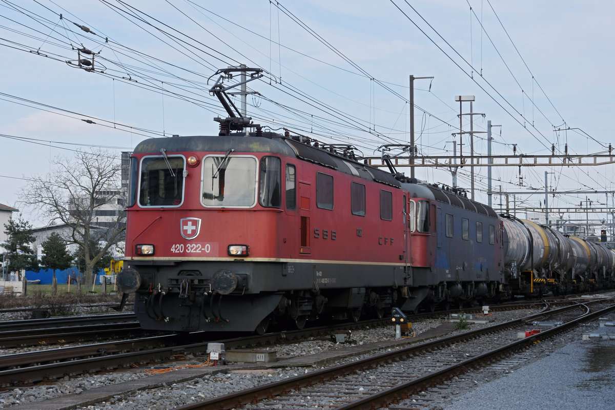 Doppeltraktion, mit den Loks 420 322-0 und 620 075-2 durchfährt den Bahnhof Pratteln. Die Aufnahme stammt vom 25.03.2021.