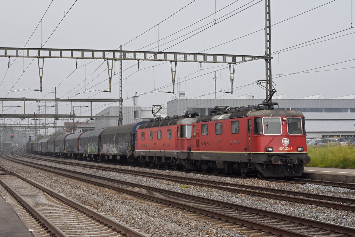 Doppeltraktion, mit den Loks 420 324-6 und 620 054-7, durchfährt den Bahnhof Rupperswil. Die Aufnahme stammt vom 10.06.2021.