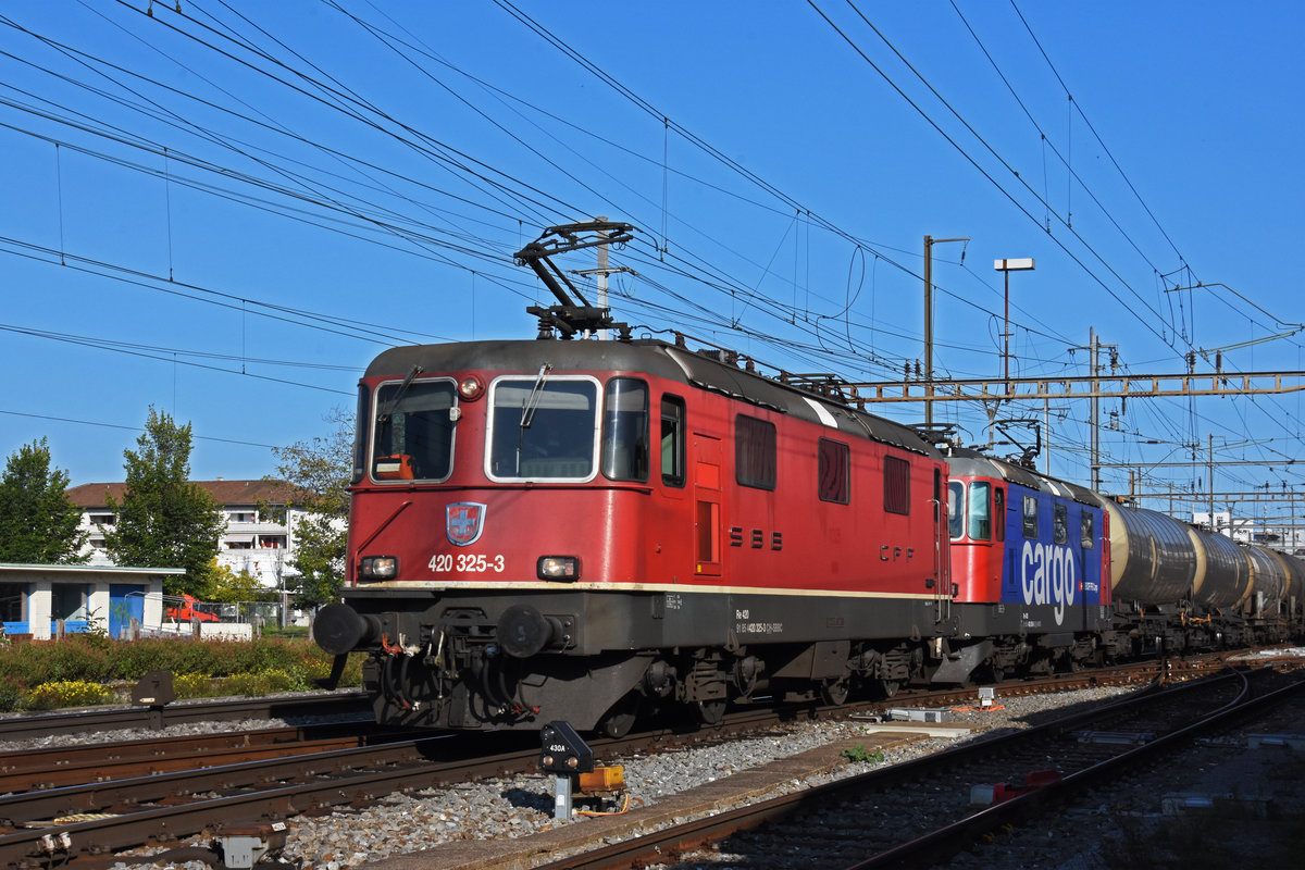 Doppeltraktion, mit den Loks 420 325-3 und 420 268-5, durchfährt den Bahnhof Pratteln. Die Aufnahme stammt vom 30.09.2020.